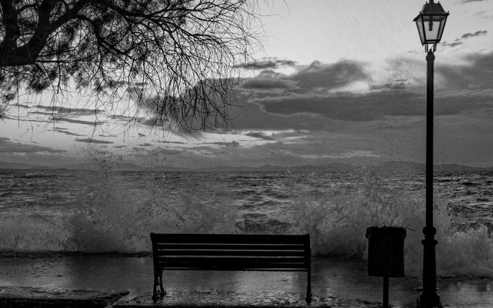 νεφώσεις-καταιγίδες-και-πτώση-της-θερ-2261110