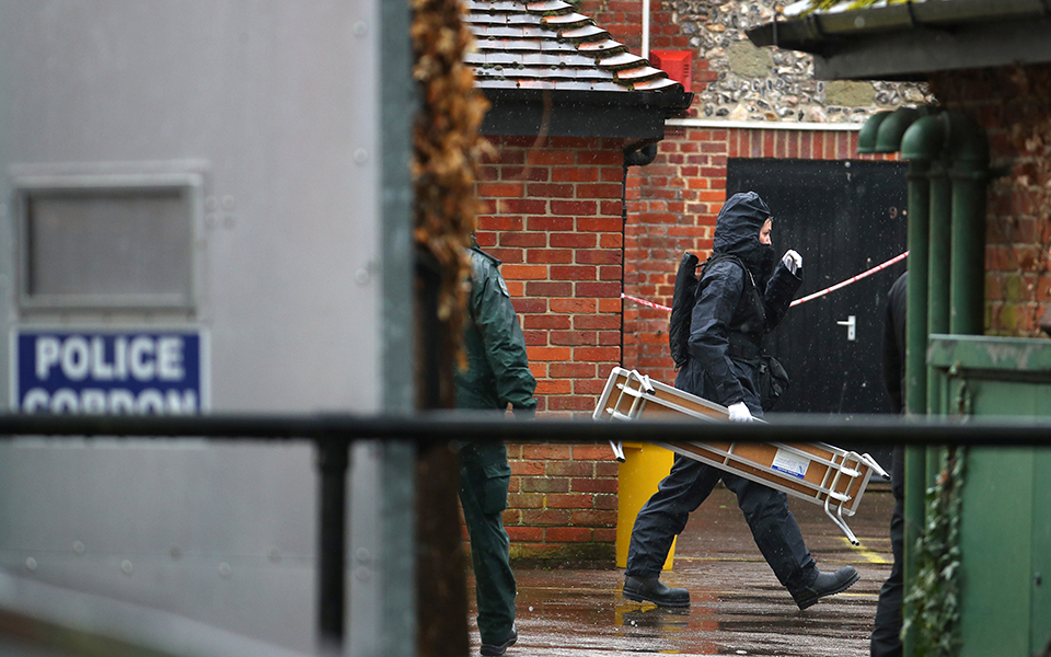 βρετανία-aστυνομία-έξω-από-το-εστιατόρ-2261938