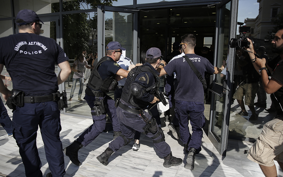 ένταση-και-διακοπή-στη-δίκη-για-τη-δολο-2261799