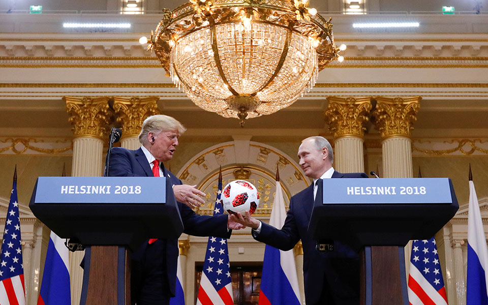 φίλια-πυρά-κατά-τραμπ-επαίσχυντες-2262588