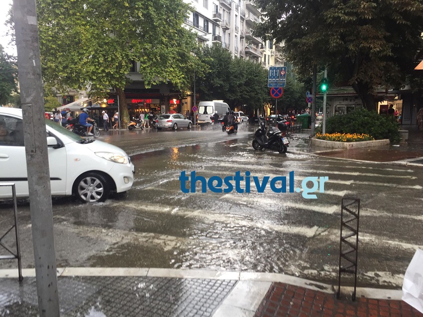 ισχυρή-καταιγίδα-και-δρόμοι-ποτάμια-σ-2263985