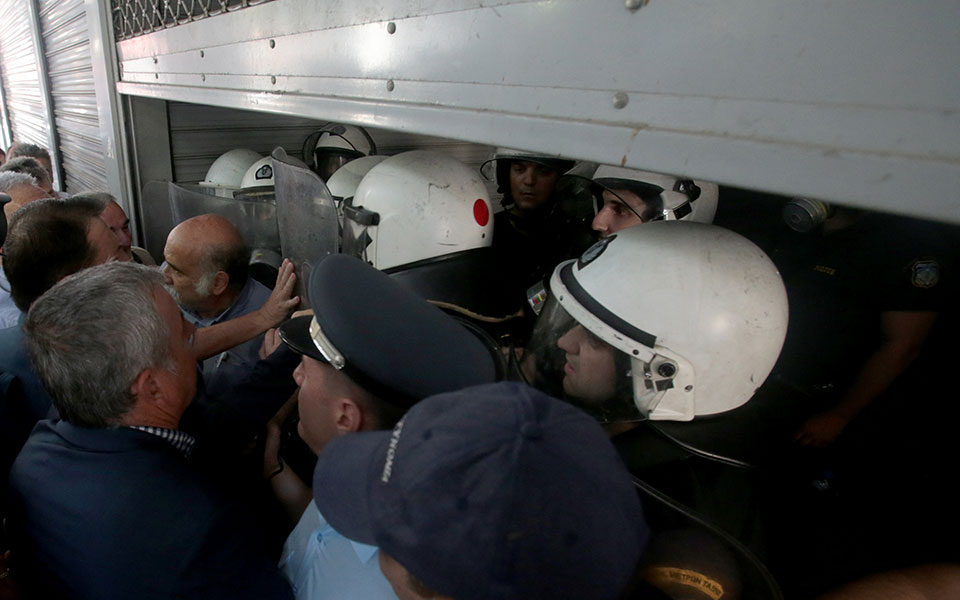 ενταση-στο-υποικ-ανάμεσα-σε-άνδρες-των-2260677