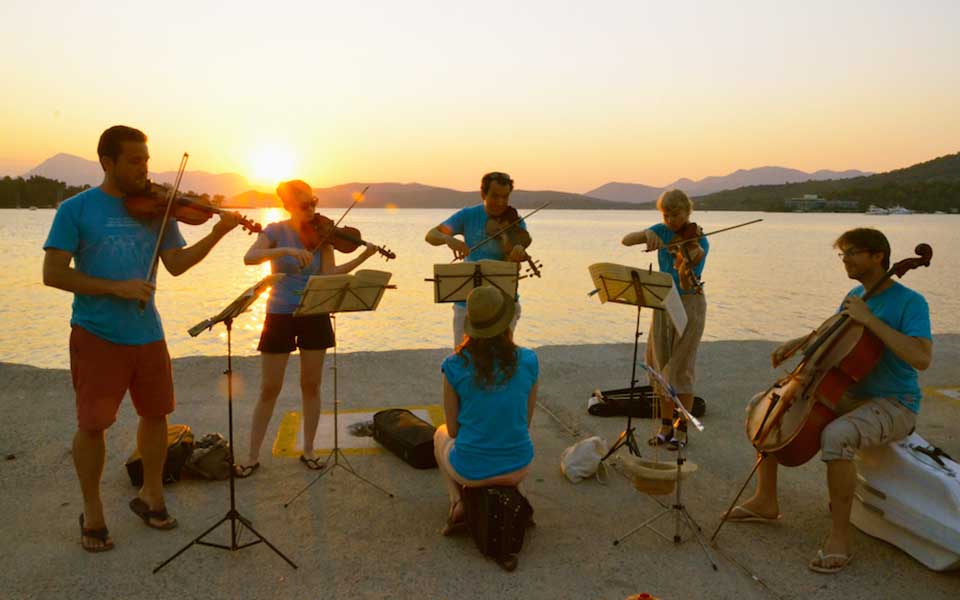 κλασικές-νότες-στον-σαρωνικό-2265772