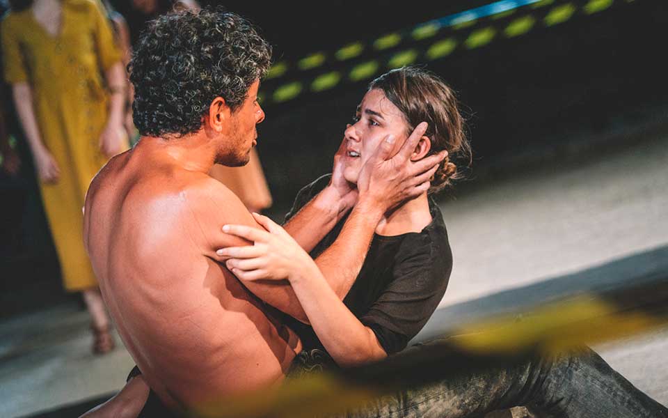 ακροβατώντας-μεταξύ-τραγικού-και-κωμ-2266412