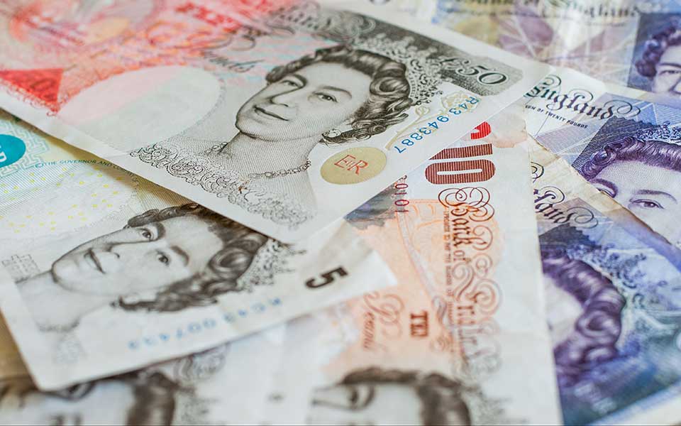 φόβοι-για-σκληρό-brexit-ρίχνουν-τη-στερλίνα-2266729