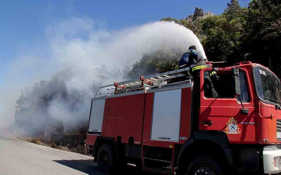 υπό-μερικό-έλεγχο-η-φωτιά-σε-οικόπεδο-σ-2267314