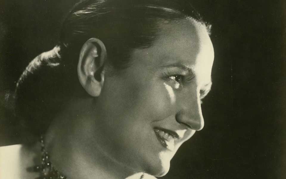 με-οδηγό-την-τζίνα-μπαχάουερ-βραβευμέ-2267144