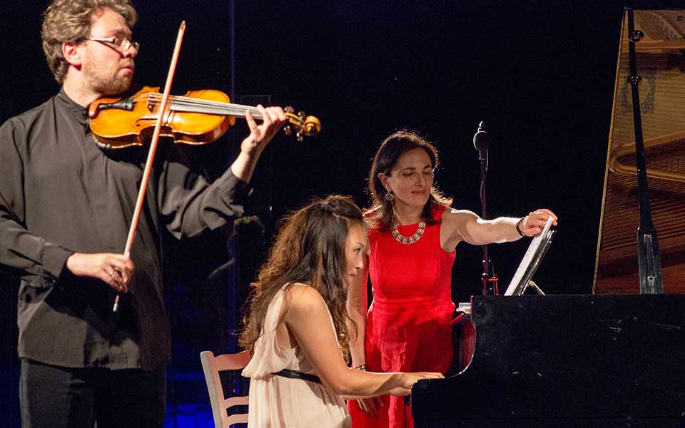 ανάμεσα-στα-πεύκα-της-σάμου-ανθούν-οι-ν-2267554