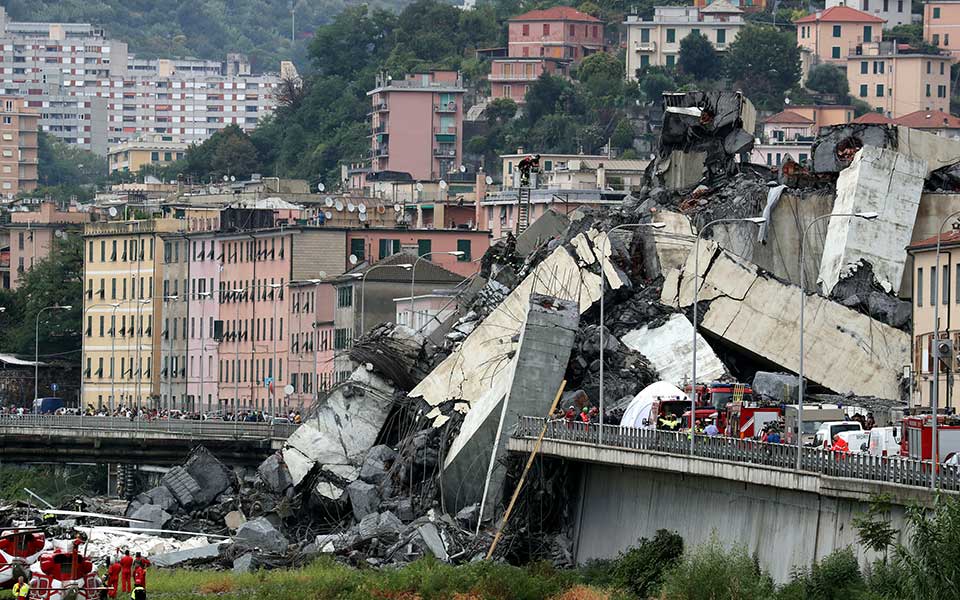 δεκάδες-νεκροί-από-την-κατάρρευση-γέφ-2267655