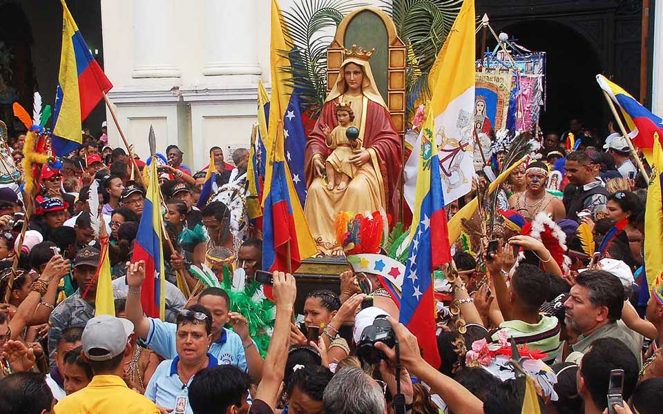 παναγίες-του-κόσμου-από-τη-λούρδη-έως-τ-2267725
