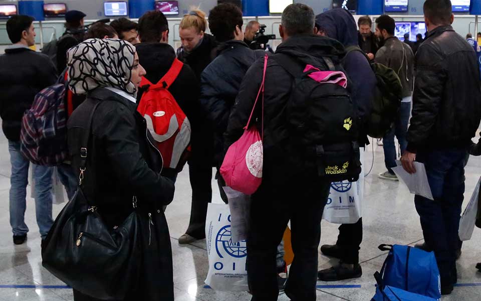 επιστροφή-προσφύγων-από-τη-γερμανία-2268117