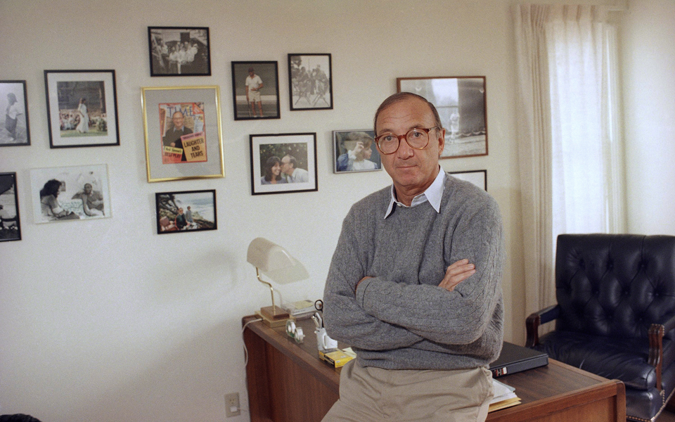 ενας-κωμωδιογράφος-στις-σκηνές-όλου-τ-2269789