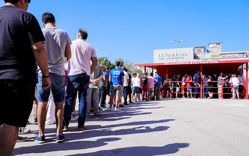 ουρές-στο-γ-καραϊσκάκης-για-ένα-εισι-2268577