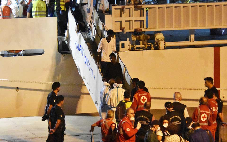 επιμένει-η-ιταλία-για-τους-148-πρόσφυγες-2269120