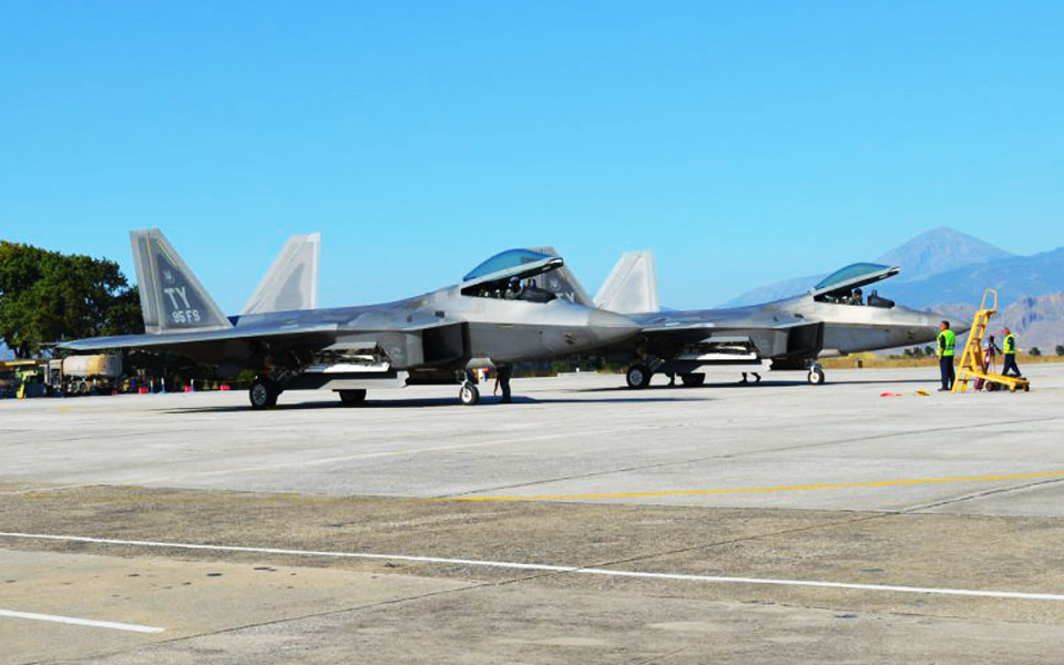 αμερικανικά-f-22-raptor-στη-αεροπορική-βάση-τη-2267148