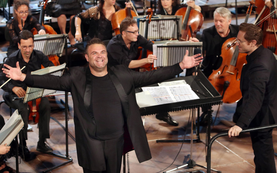 γενναιοδωρία-και-αμεσότητα-από-τον-τζ-2266835