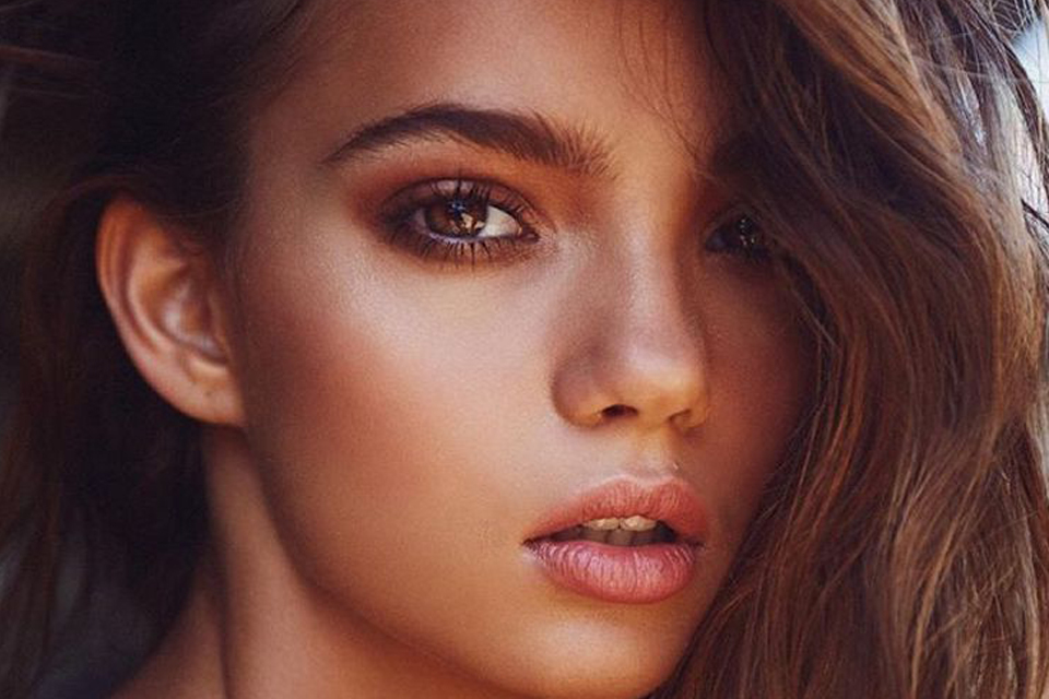 4-tricks-μακιγιάζ-για-να-αναδείξετε-την-μπρον-2268569
