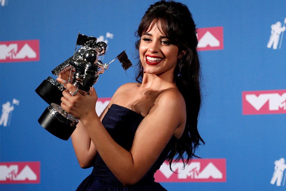 camila-cabello-βρήκαμε-το-κόκκινο-κραγιόν-που-φόρ-2268847