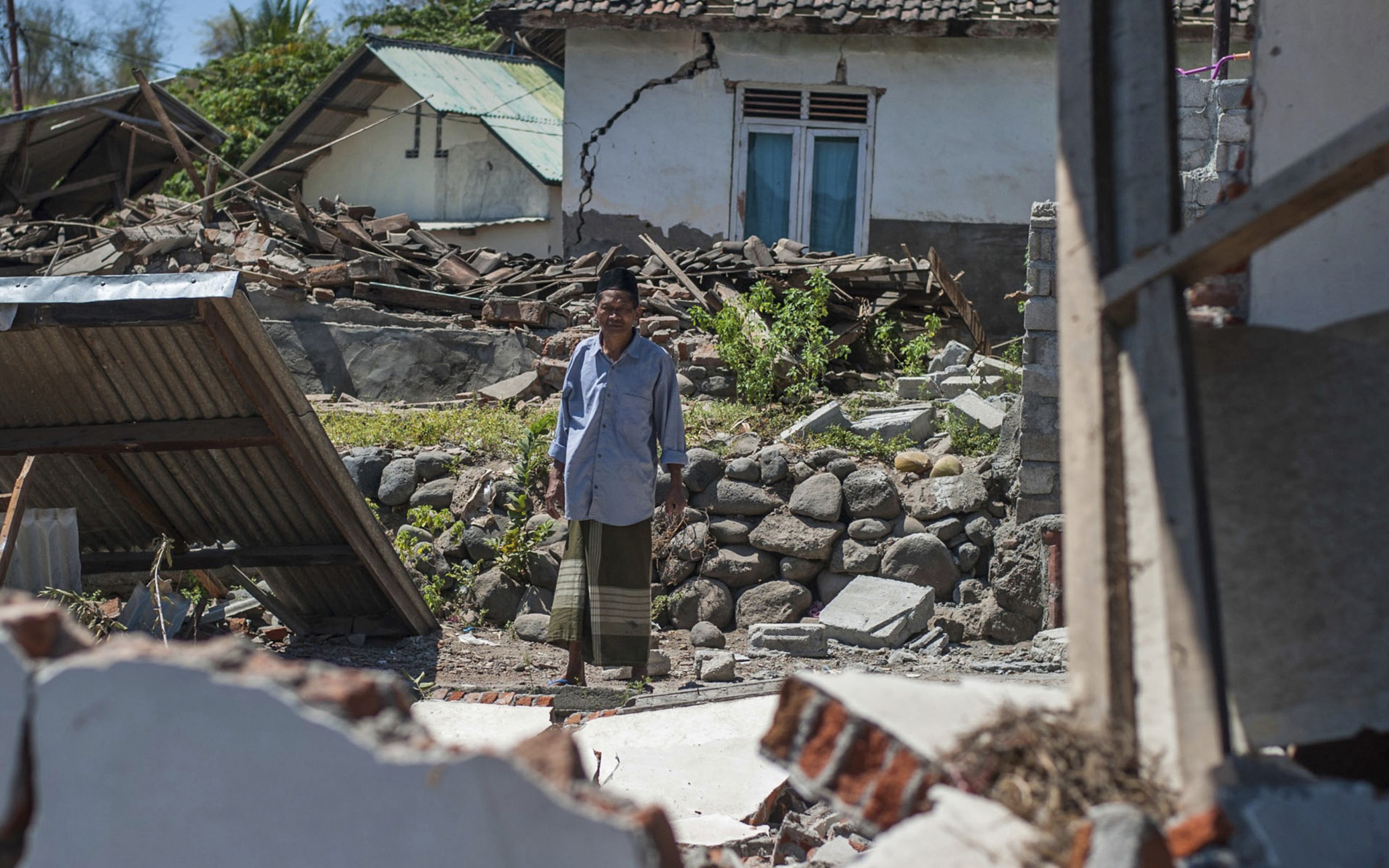 iνδονησία-98-νεκροί-από-τον-ισχυρό-σεισμ-2266242