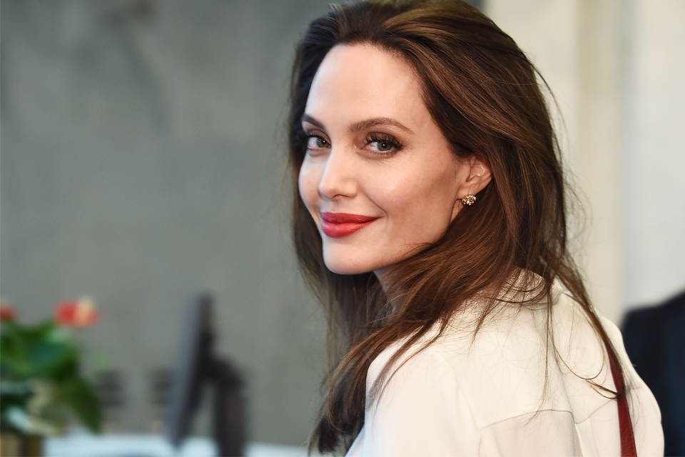 ξεσπά-η-jolie-εναντίoν-pitt-με-λίγα-δανεικά-δεν-2266789