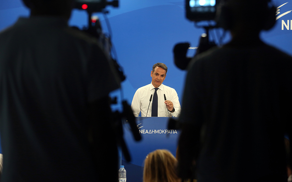 επίσκεψη-του-κ-μητσοτάκη-στη-βάση-των-κ-2265321