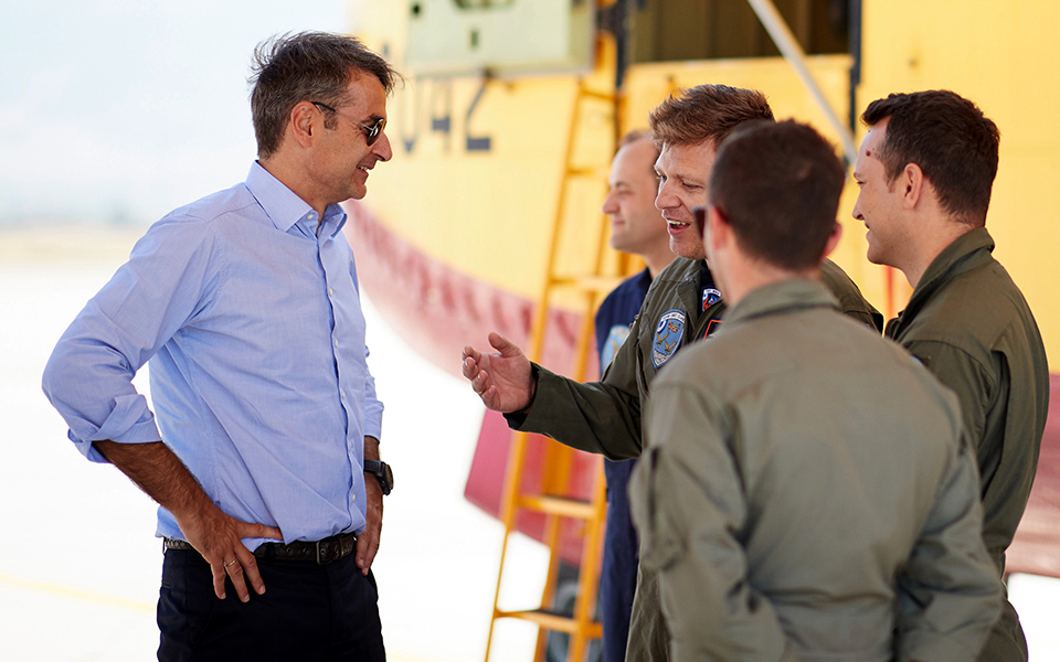 επίσκεψη-μητσοτάκη-στη-βάση-των-canadair-στο-2265382