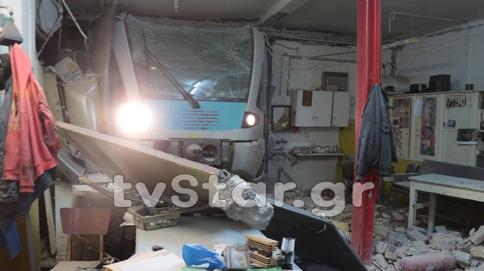 τρένο-εκτροχιάστηκε-και-έπεσε-σε-τοίχ-2265692