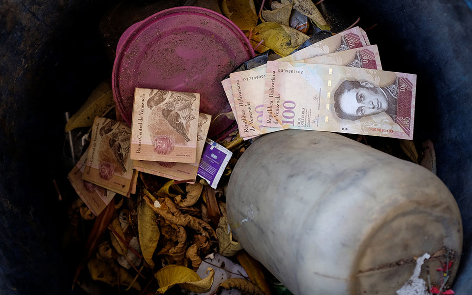 στα-σκουπίδια-πετούν-το-μπολιβάρ-οι-βε-2268499