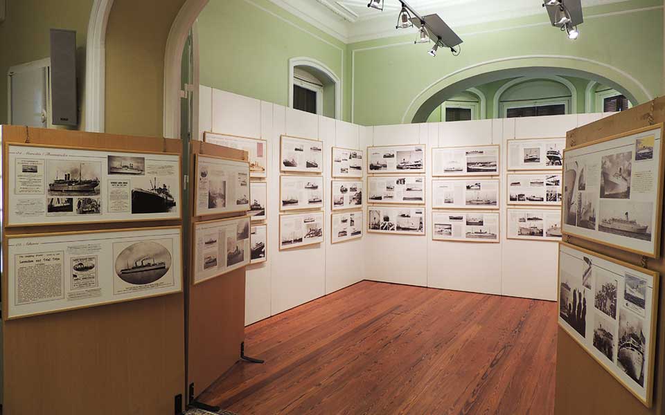 μια-έκθεση-στη-σύρα-μάς-κάνει-επιβάτε-2271120