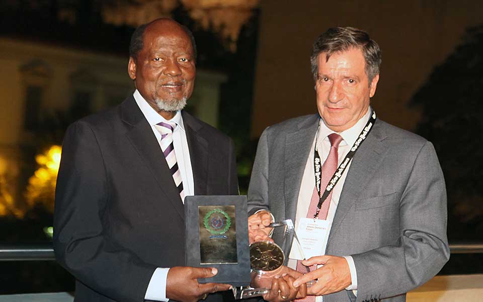 ο-γιώργος-καμίνης-απένειμε-το-athens-democracy-award-στο-2273340