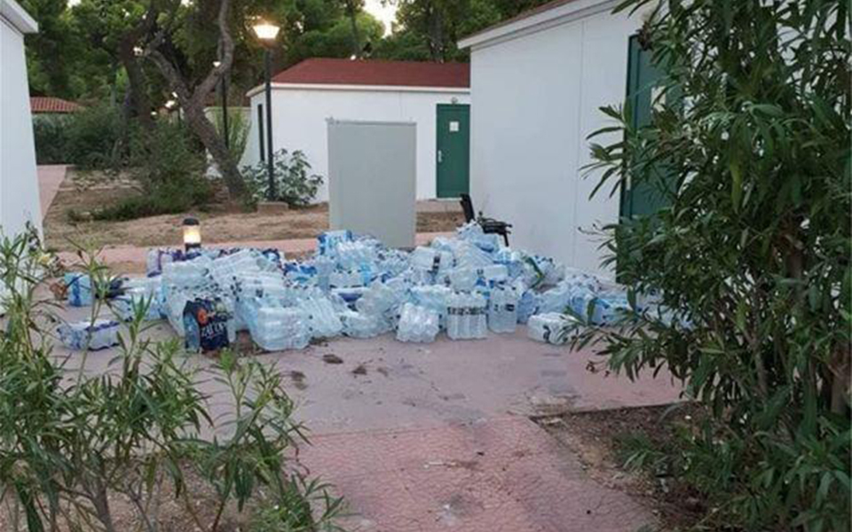 αλληλεγγύη-πεταμένη-στα-σκουπίδια-2275020