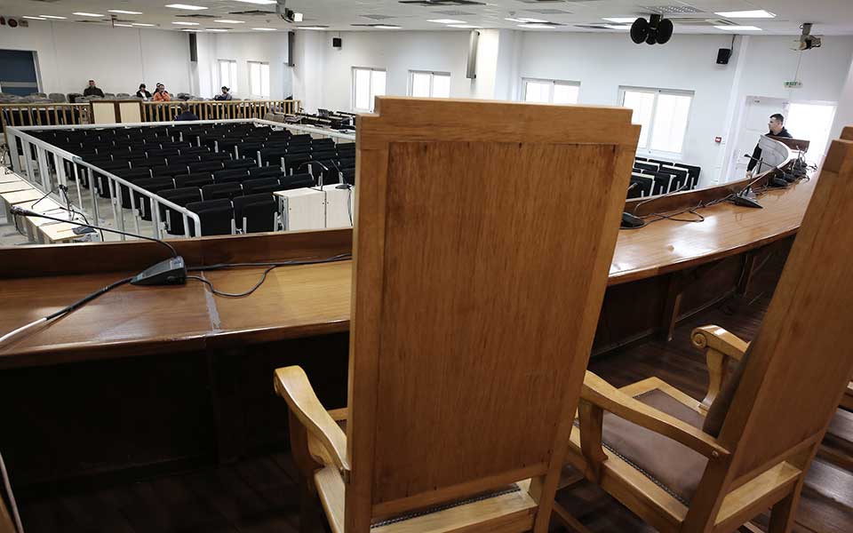 συνάντηση-καλογήρου-με-δικαστικούς-2272669