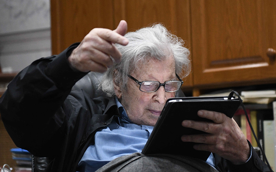 ο-μίκης-θεοδωράκης-αποδοκιμάζει-τσίπ-2274791