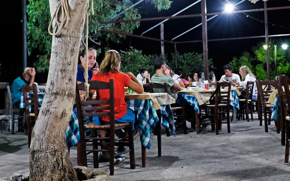 κοκοράκης-οικογενειακή-ταβέρνα-με-λ-2272262