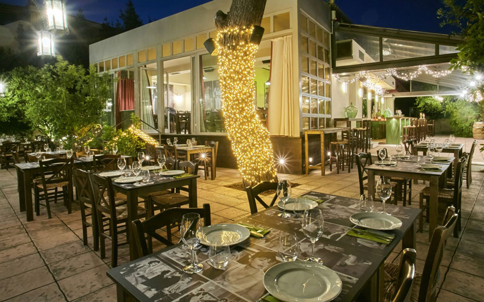 zeibekiko-σουβλατζίδικο-όπως-ξέρει-ο-τηλέμα-2274397