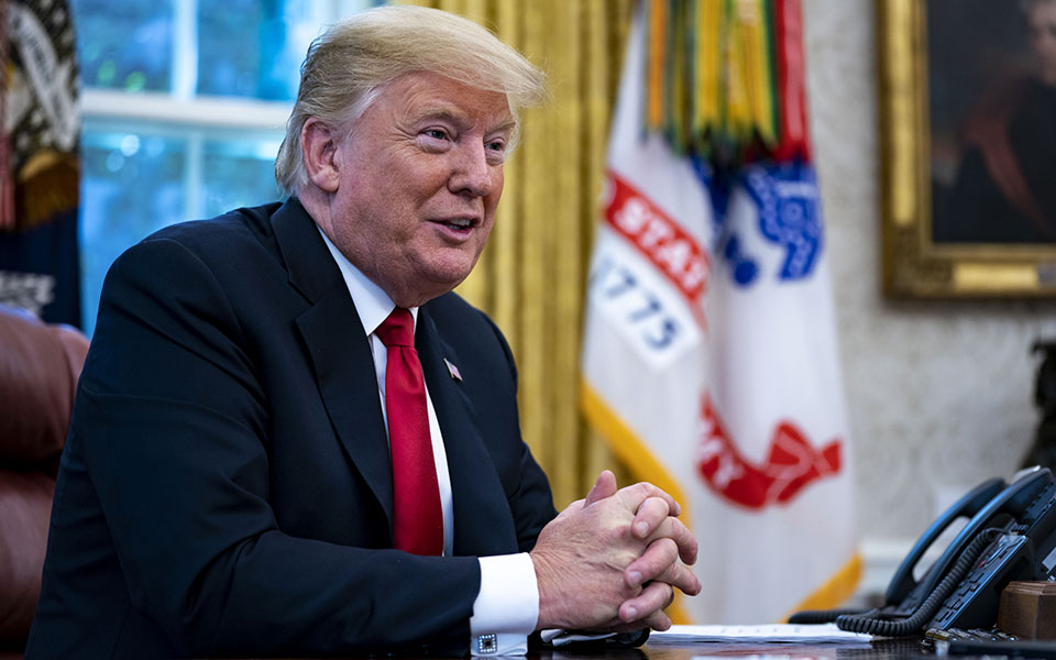 ο-τραμπ-σηκώνει-ψηλά-τη-σημαία-της-αδια-2270501