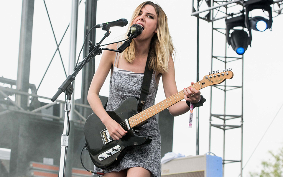 τα-κορίτσια-παίρνουν-στο-χέρι-την-κιθά-2278958