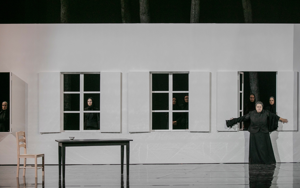 η-γενούφα-στα-τσέχικα-και-με-αιχμές-2277832