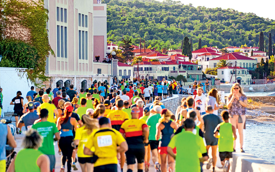 αφιέρωμα-οι-τουρίστες-έρχονται-τρέχ-2279685