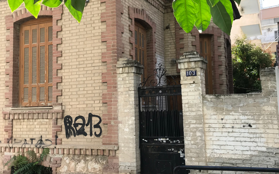 ιστορίες-μοναχικών-σπιτιών-στα-στενά-2277795