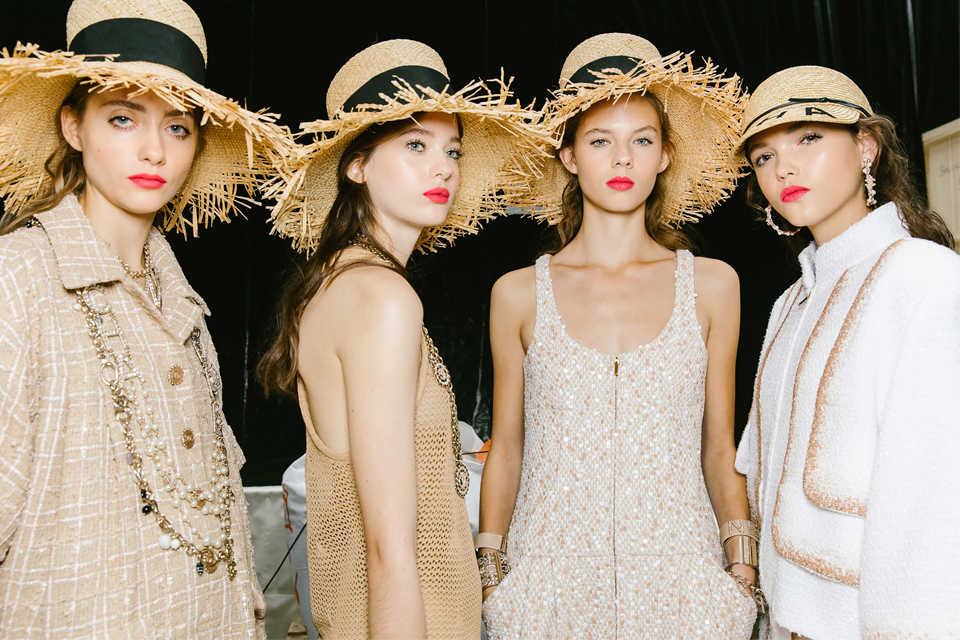 στο-show-του-οίκου-chanel-είδαμε-το-χτένισμα-που-2276093