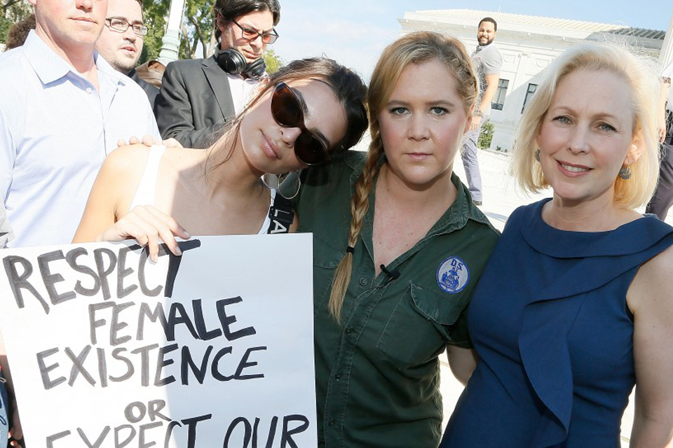 emily-ratajkowski-και-amy-schumer-στο-κρατητήριο-γιατί-διαδήλ-2276553