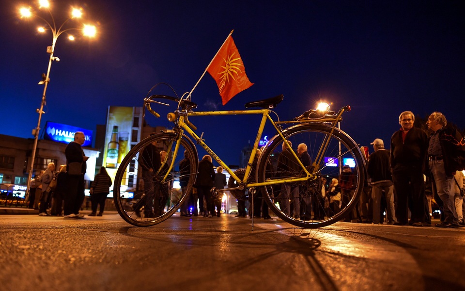 μήνυμα-εε-νατο-στα-σκόπια-στα-χέρια-των-2275725