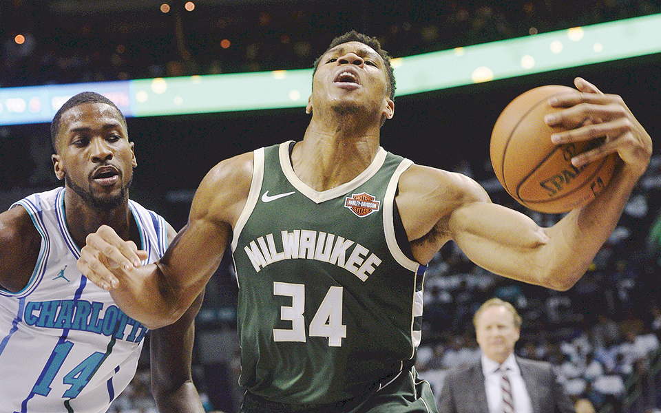 ο-giannis-οδήγησε-τους-μπακς-στη-νίκη-2278899