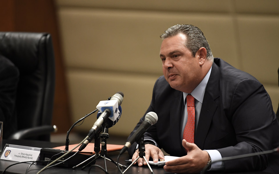 π-καμμένος-ο-σόρος-έχει-μοιράσει-δισεκ-2278130