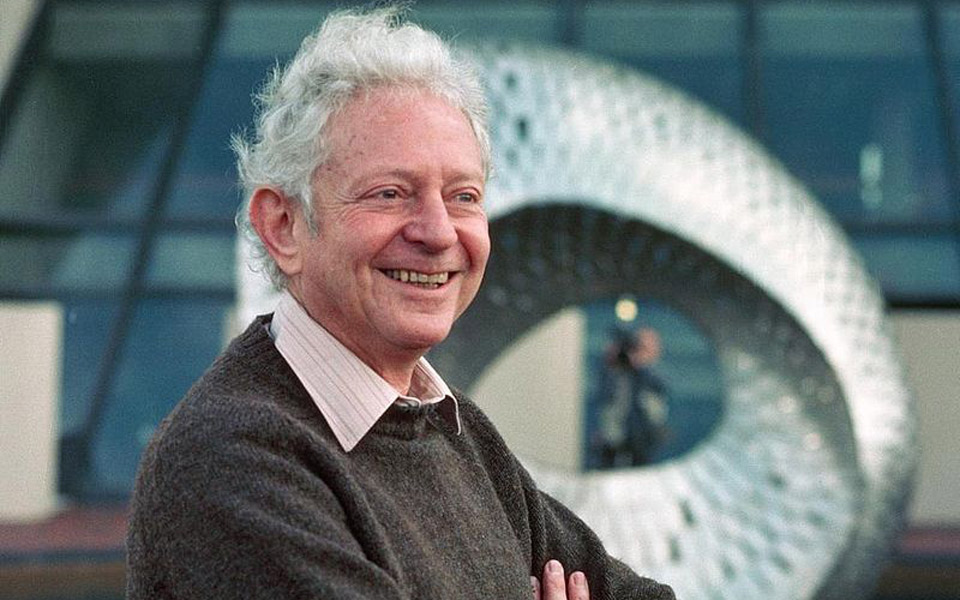 πέθανε-ο-πατέρας-του-σωματιδίου-του-θ-2276184