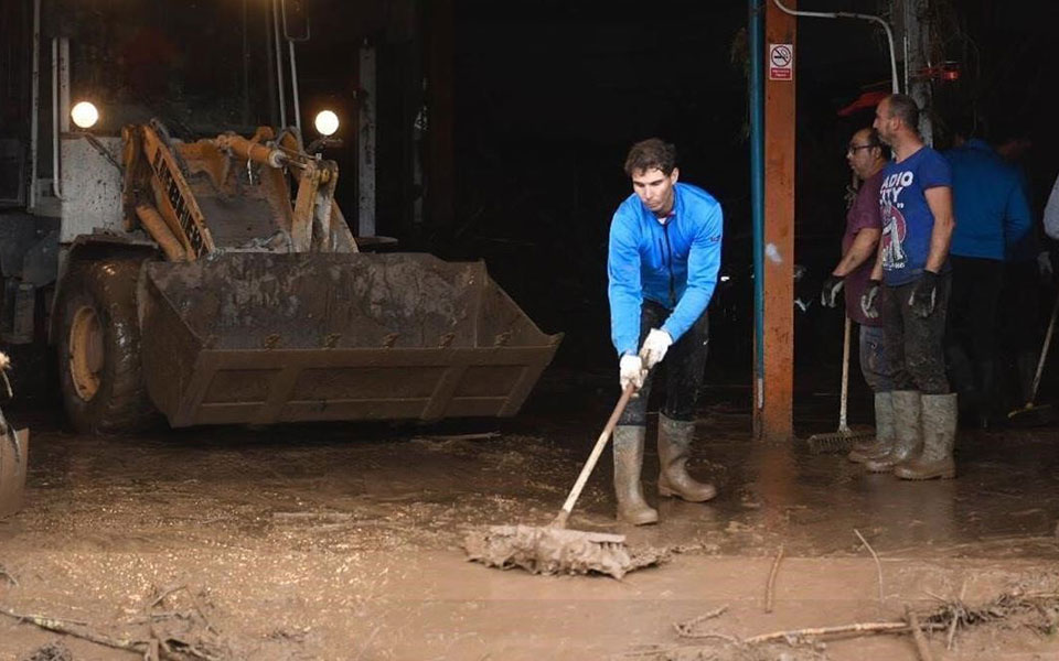 ο-ραφαέλ-ναδάλ-με-γαλότσες-και-σκούπα-σ-2277418