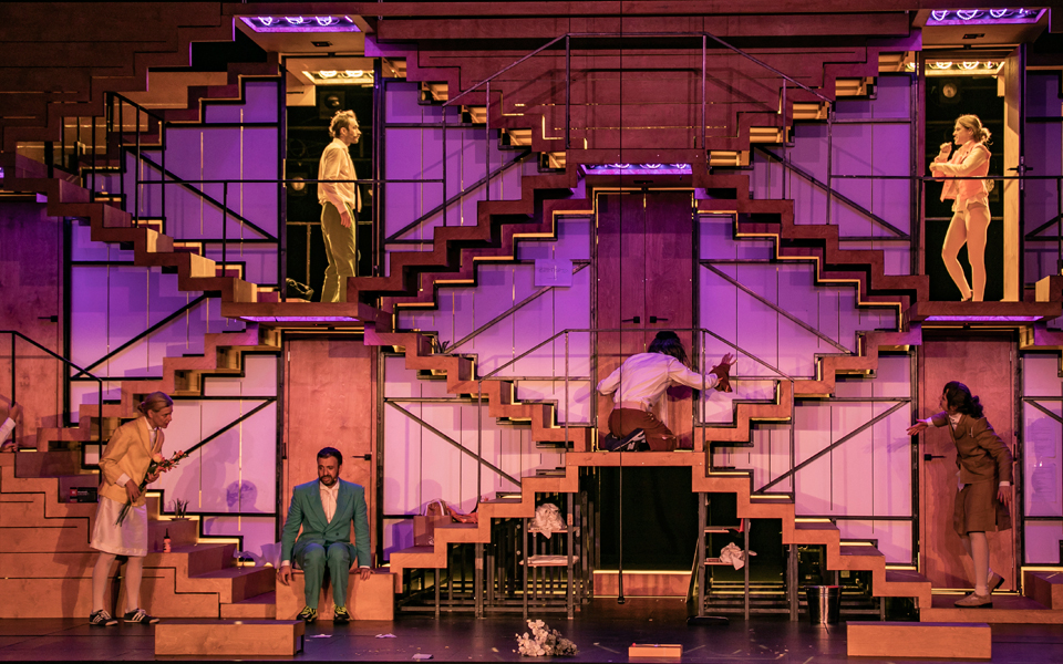 μια-φάρσα-όπου-χάνεται-η-μπάλα-2276537