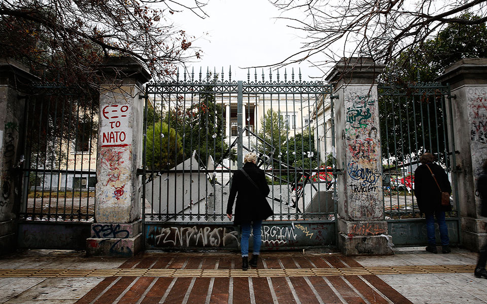 εικόνες-καταστροφής-σε-πολυτεχνείο-κ-2284412