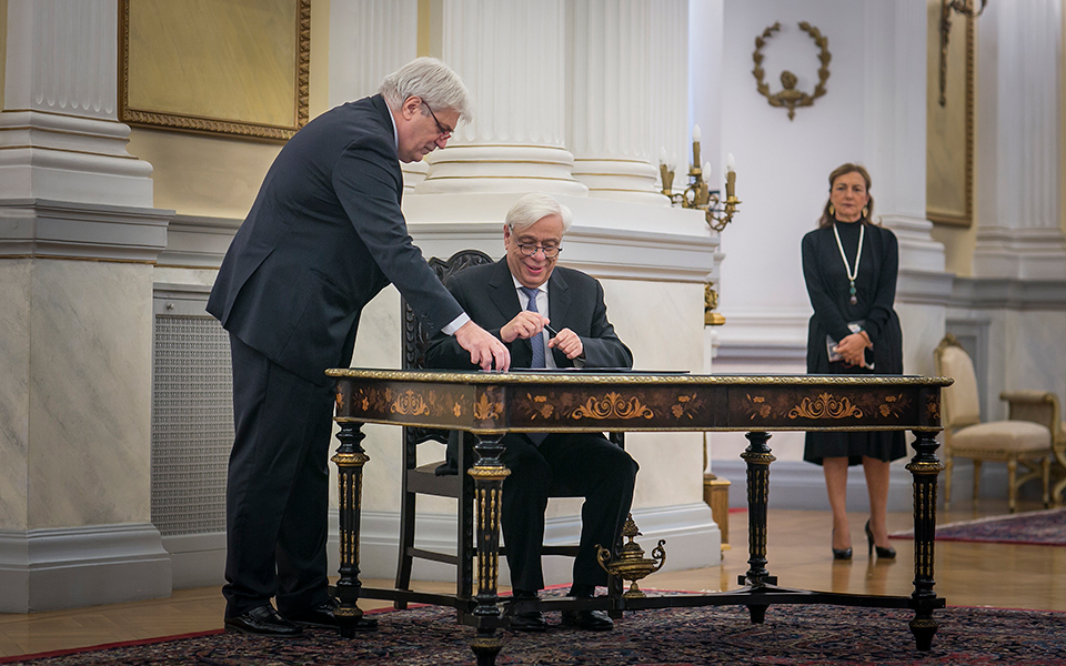 ο-πρόεδρος-της-δημοκρατίας-δίνει-το-πα-2281720